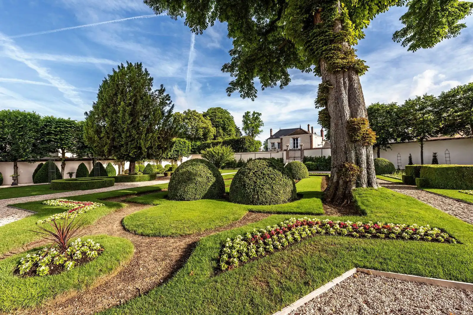 the gardens of VistaJet partners champagne-billecart-salmon estate