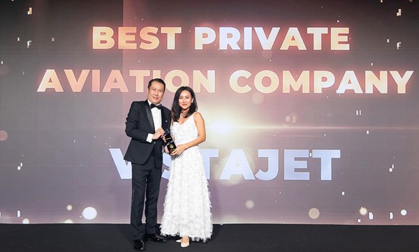 VistaJet Wins ‘Best Private Aviation Company Award’ at  Robb Report Hong Kong’s Leaders of Luxury Summit 2024